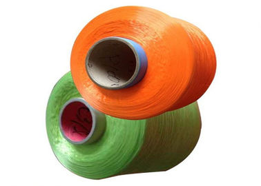 Chine L'aspiration teinte de polypropylène a donné au fil une consistance rugueuse 100D de tapis de fil pour le fil de couture fournisseur